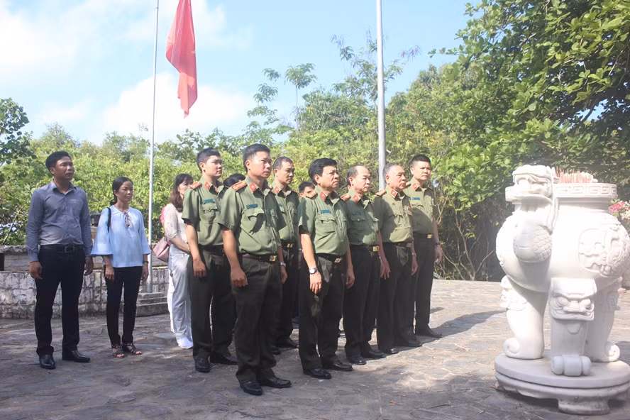 Báo CAND dâng hương Khu Di tích lịch sử quốc gia Hòn Đá Bạc