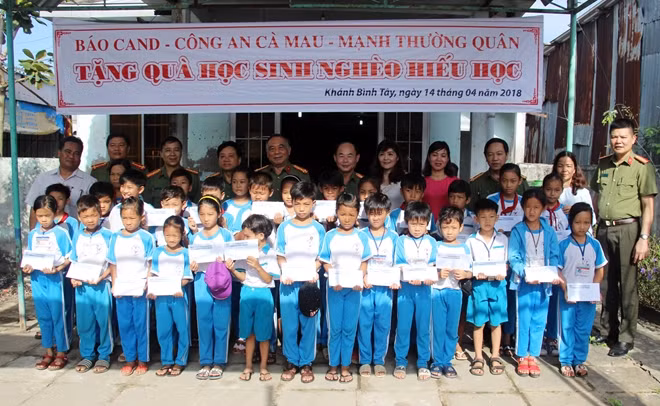 Đoàn công tác cùng các em học sinh nghèo hiếu học.