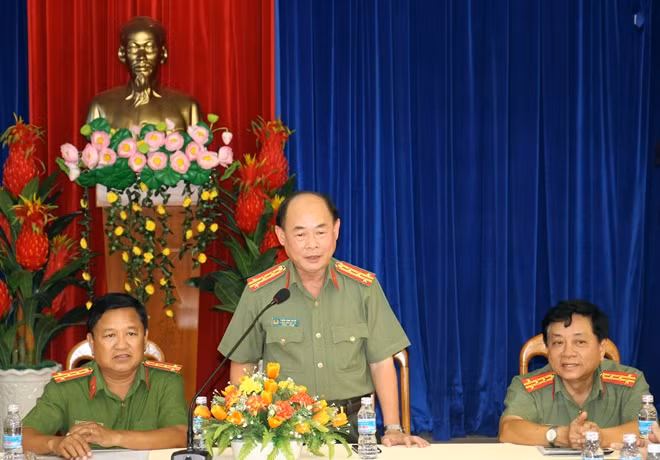 Đại tá Trần Kim Thẩm, Phó Tổng biên tập Báo CAND, phát biểu ý kiến.
