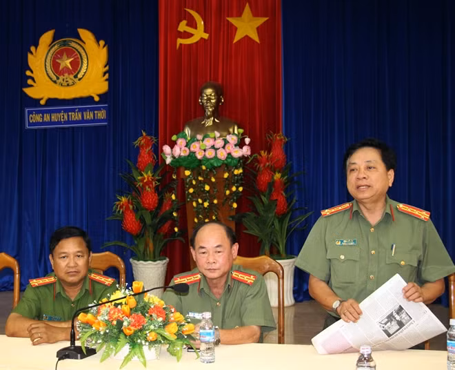 Đại tá Phan Vũ Lâm, Trưởng phòng PX15, vui mừng tham gia tiếp đón và làm việc với đoàn công tác của Báo CAND.