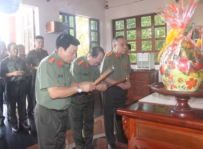 Đoàn công tác dâng hương tưởng niệm Chủ tịch Hồ Chí Minh