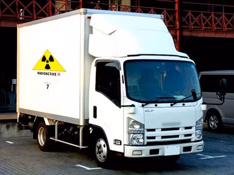 Một xe tải chở vật liệu phóng xạ.