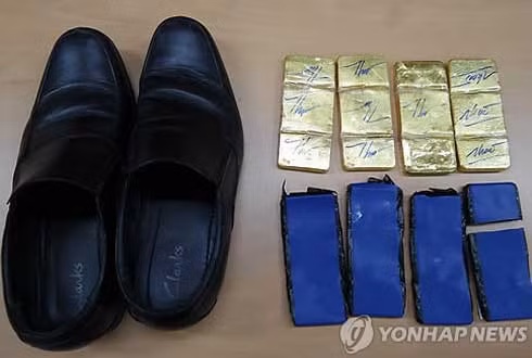 Vàng "lậu" từ Việt Nam sang Hàn Quốc. Ảnh: Yonhap News. Vàng "lậu" từ Việt Nam sang Hàn Quốc. Ảnh: Yonhap News.