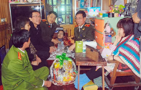 Thiếu tướng Phạm Văn Miên, Thiếu tướng Đặng Văn Sinh và ông Lâm Tấn Lợi thăm hỏi gia đình đồng chí Ngô Ngọc Lâm. Thiếu tướng Phạm Văn Miên, Thiếu tướng Đặng Văn Sinh và ông Lâm Tấn Lợi thăm hỏi gia đình đồng chí Ngô Ngọc Lâm.
