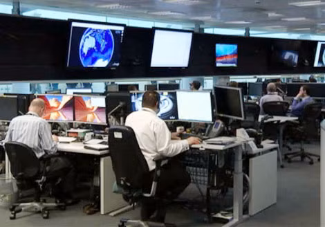 Một góc làm việc trong GCHQ, nơi đang thu thập thư điện tử của phóng viên Đài BBC, các báo Guardian, Le Monde, NBC, New York Times, The Sun, Washington Post và của hãng tin Reuters. Một góc làm việc trong GCHQ, nơi đang thu thập thư điện tử của phóng viên Đài BBC, các báo Guardian, Le Monde, NBC, New York Times, The Sun, Washington Post và của hãng tin Reuters.