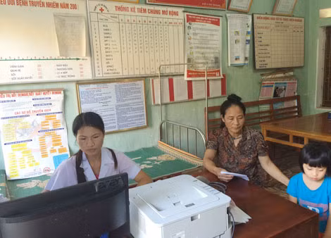 Người dân vẫn đưa trẻ đến Trạm Y tế xã Ngọc Kỳ khám bệnh bình thường (ảnh chụp chiều 30/10).