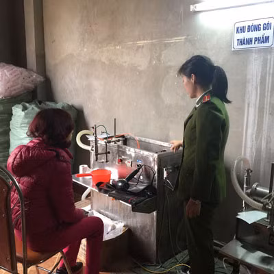 Cơ quan Công an kiểm tra máy sản xuất ra sữa tắm.