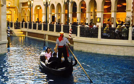 Venice - thành phố được bao quanh bởi sông nước.