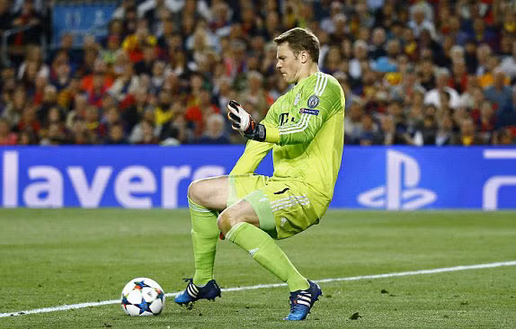 Neuer không có lỗi trong thất bại này chỉ đơn giản là Messi giỏi hơn anh. Ảnh: Reuters.