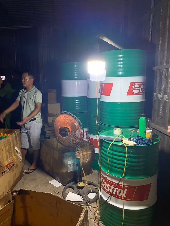 Xưởng sản xuất nhớt giả của các đối tượng.