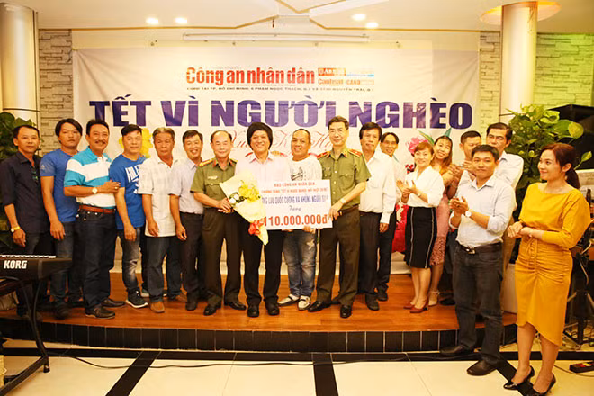 Thiếu tướng Phạm văn Miên, Tổng Biên tập báo CAND nhận đóng góp của các nhà hảo tâm tại Bữa tiệc từ thiện.