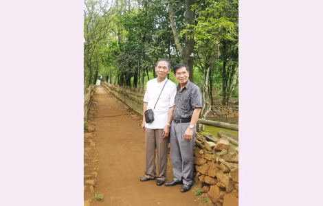 Nhà thơ Lê Đình Cánh (bên trái) và tác giả bài viết.