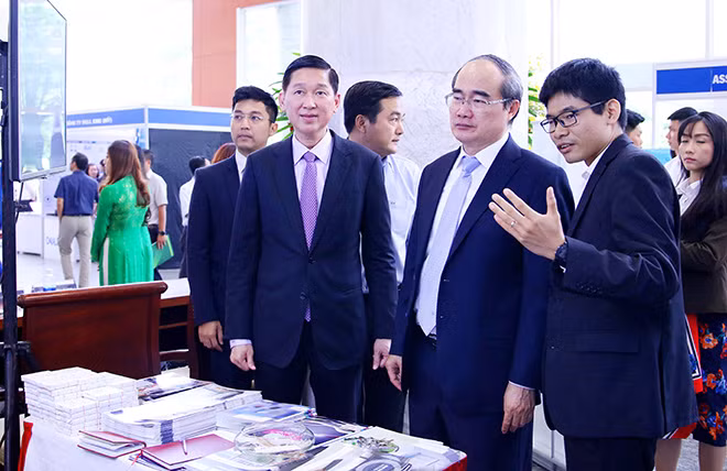 Bí thư Thành ủy TP Hồ Chí Minh Nguyễn Thiện Nhân cùng lãnh đạo thành phố trong một lần đi kiểm tra, chỉ đạo tại cơ sở.