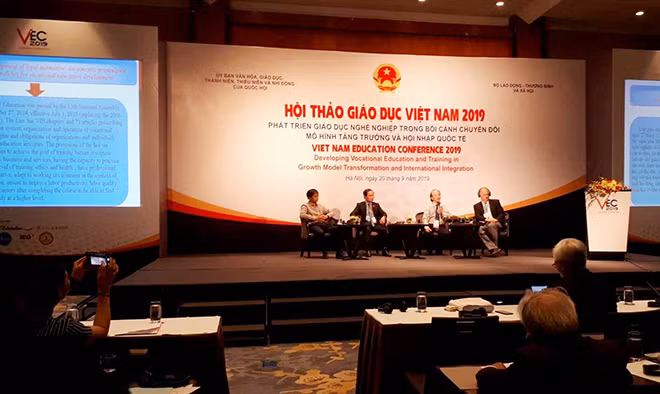 Các chuyên gia trao đổi tại hội thảo.