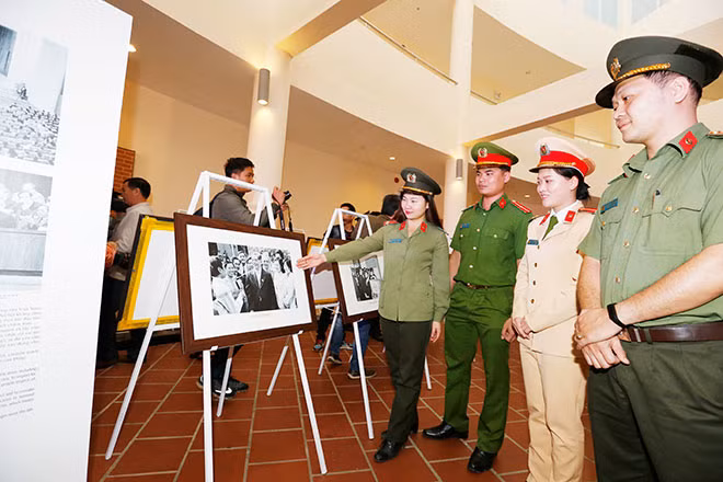 Đoàn Thanh niên Công an tỉnh Lâm Đồng tham quan tại triển lãm thành tựu bảo đảm và thúc đẩy quyền con người ở Việt Nam. Đoàn Thanh niên Công an tỉnh Lâm Đồng tham quan tại triển lãm thành tựu bảo đảm và thúc đẩy quyền con người ở Việt Nam.