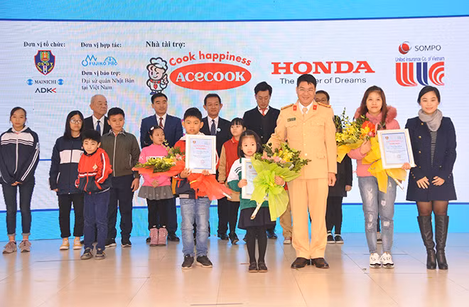 Các học sinh đoạt giải lên nhận phần thưởng. Các học sinh đoạt giải lên nhận phần thưởng.