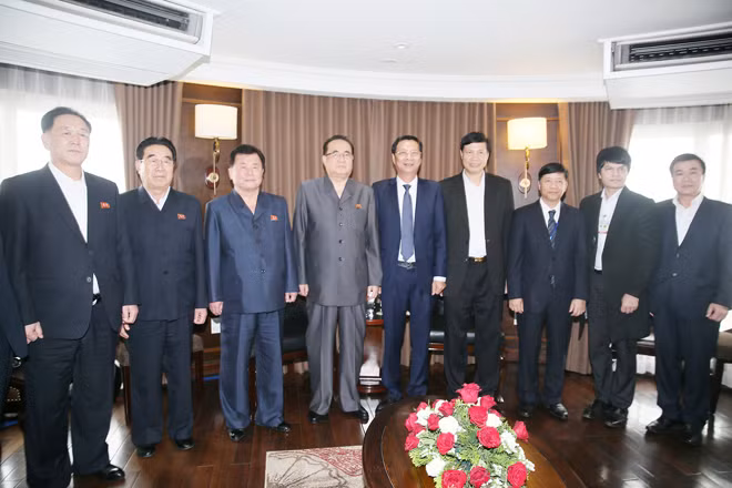 Phái đoàn Triều Tiên chụp ảnh cùng lãnh đạo tỉnh Quảng Ninh. Phái đoàn Triều Tiên chụp ảnh cùng lãnh đạo tỉnh Quảng Ninh.
