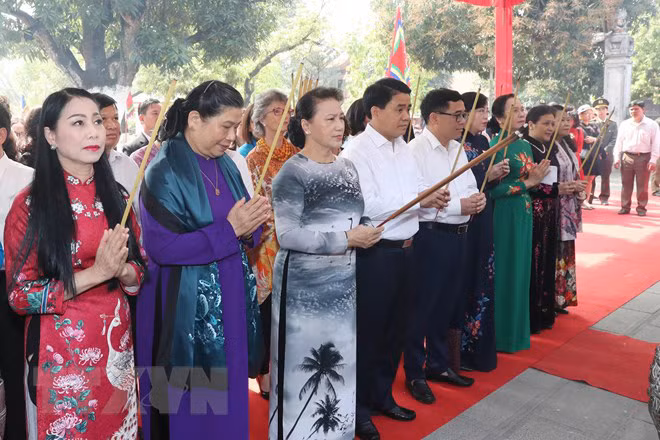 Chủ tịch Quốc hội Nguyễn Thị Kim Ngân và các đại biểu dâng hương tại Đền thờ Hai Bà Trưng. Ảnh Trọng Đức/TTXVN