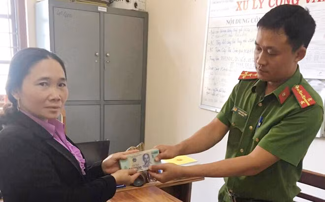 Công an huyện Phú Thiện trả lại số tiền mà Thiện trộm cắp cho bị hại.