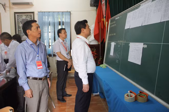 Thứ trưởng Nguyễn Hữu Độ kiểm tra công tác thực hiện quy chế thi tại điểm thi đặt tai THPT Lương Sơn (Hòa Bình).