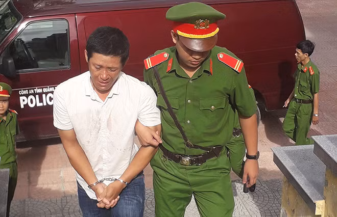 Quỳnh được dẫn giải đến tòa án.