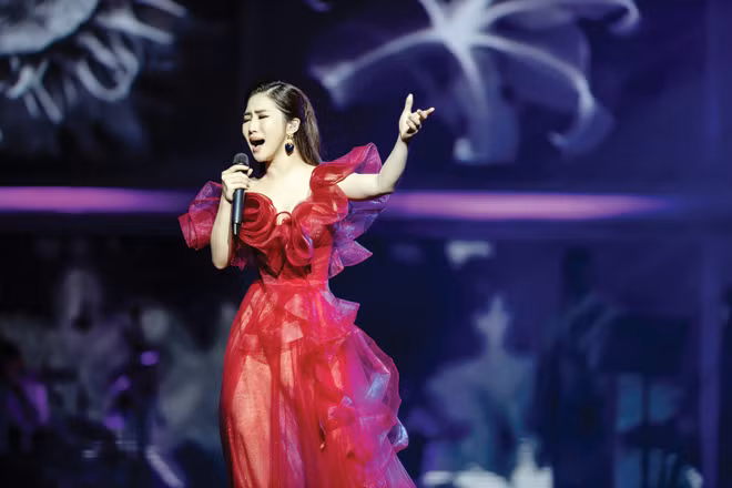Ca sĩ Hương Tràm "cháy" hết mình trong liveshow "Hộp thư số 1". Ca sĩ Hương Tràm "cháy" hết mình trong liveshow "Hộp thư số 1".
