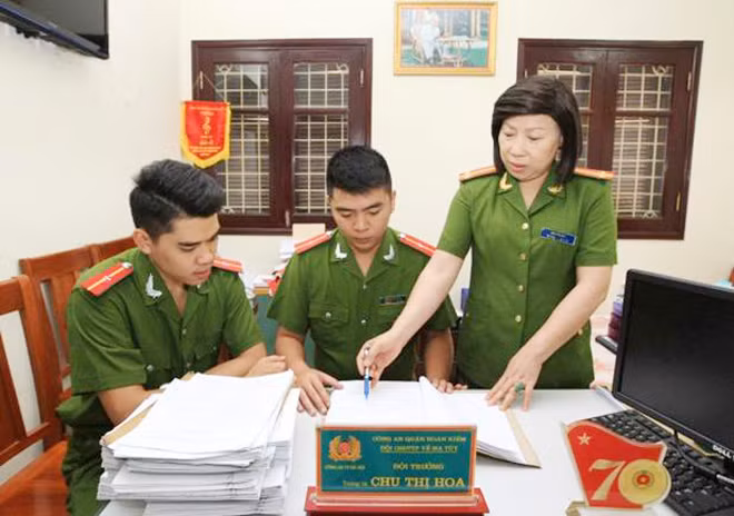 Trung tá Chu Thị Hoa lên kế hoạch phá án.