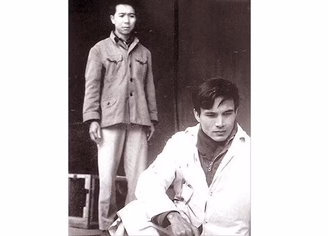NSƯT Quang Thái (người ngồi) và NSND Doãn Châu trong vở kịch “Đôi mắt”.