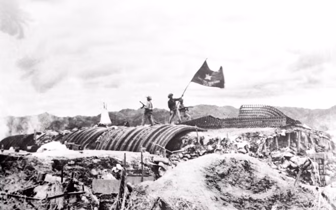 Chiều 7-5-1954, lá cờ Quyết chiến - Quyết thắng của Quân đội nhân dân Việt Nam tung bay trên nóc hầm tướng De Castries. Ảnh: TTXVN