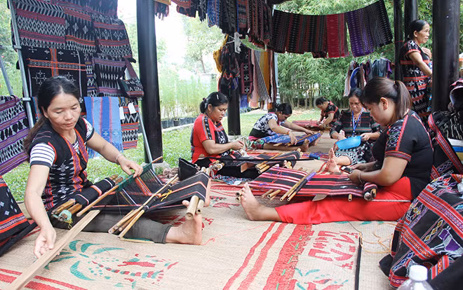 Những nghệ nhân dân tộc Tà Ôi trình diễn nghề dệt zèng.