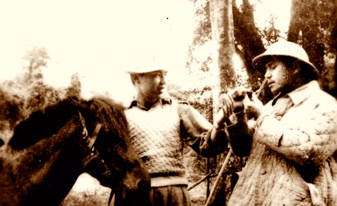 Nhà thơ Quang Dũng (bên phải) trong kháng chiến chống Pháp.