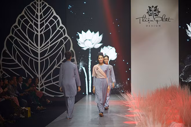 Người mẫu trình diễn các thiết kế của “Giác show” tối 14-1.