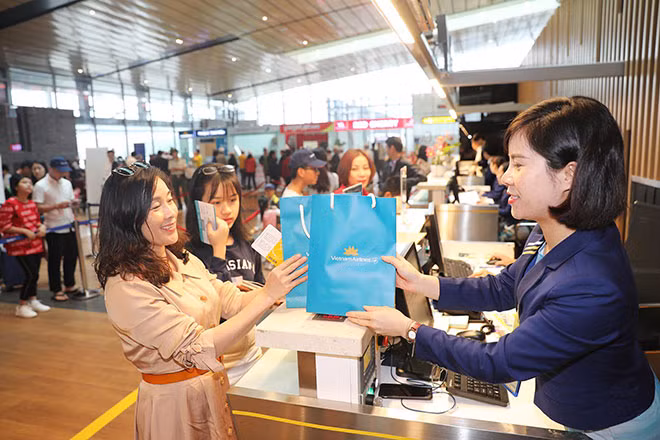 Tặng quà những khách hàng đầu tiên làm thủ tục lên chuyến bay từ Vân Đồn đi Đà Nẵng.