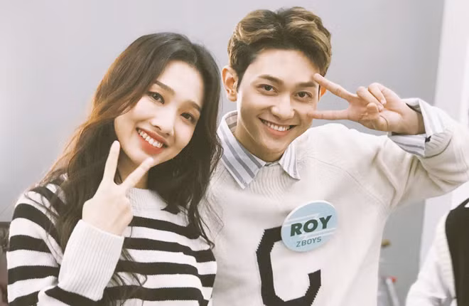 Hai ca sỹ Queen và Roy là thành viên người Việt thuộc nhóm nhạc K-pop Z-Girls và Z-Boys. Hai ca sỹ Queen và Roy là thành viên người Việt thuộc nhóm nhạc K-pop Z-Girls và Z-Boys.
