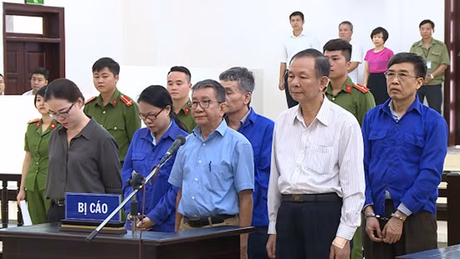 Bị cáo Lê Bạch Hồng (ngoài cùng bên phải) và đồng phạm tại phiên tòa.