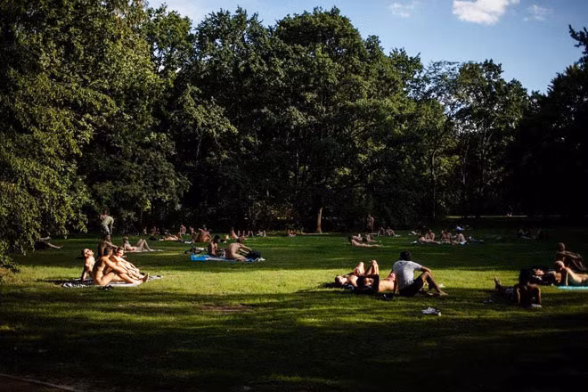 Tiergarten là công viên nổi tiếng nhất ở Berlin, nơi có rất nhiều người tắm nắng khóa thân mỗi ngày. Ảnh -New York Times.