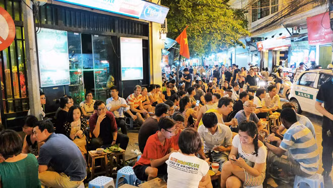 Cần quản lý chặt các hàng quán bán thức ăn đường phố.