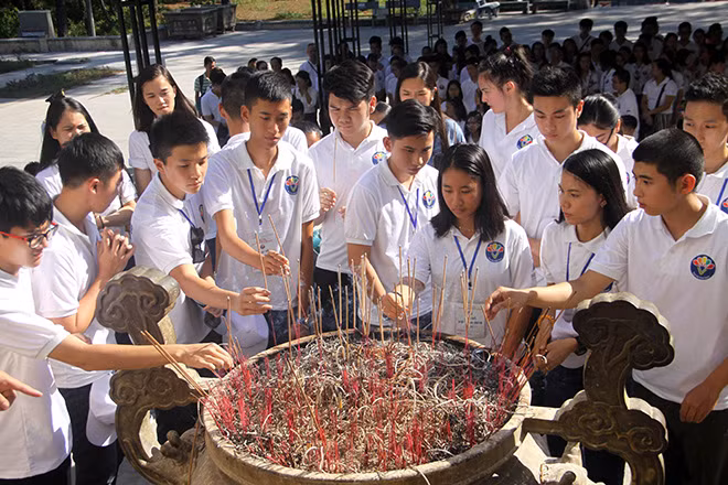 Các bạn trẻ dâng hương tưởng nhớ, tri ân công lao to lớn của các Anh hùng liệt sĩ tại Nghĩa trang liệt sĩ Quốc gia Trường Sơn.