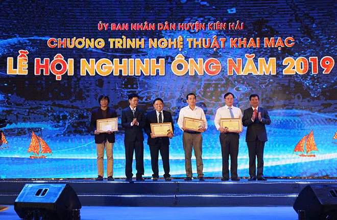 Trao Bằng khen của UBND tỉnh Kiên Giang cho các cá nhân tại chương trình khai mạc.