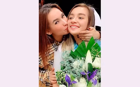Ca sĩ Phi Nhung với con gái Wendy Phạm ở Mỹ.