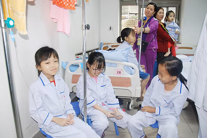 Những em bé bị bệnh Thalassemia đang truyền máu ở Viện Huyết học- truyền máu Trung ương.