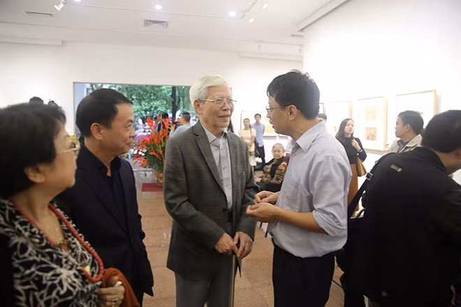 Đại tá, nhà thơ Phạm Khải, Phó TBT Báo Công an nhân dân chúc mừng họa sĩ, NSND Ngô Mạnh Lân.
