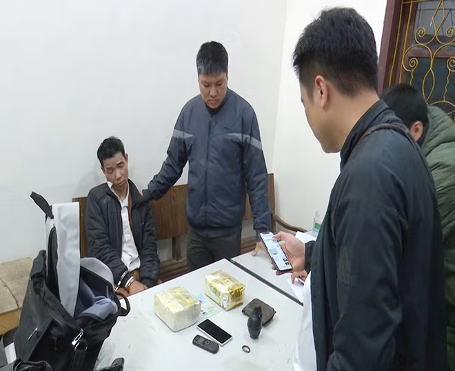 Đối tượng (đang ngồi) cùng tang vật tại cơ quan Công an Đối tượng (đang ngồi) cùng tang vật tại cơ quan Công an