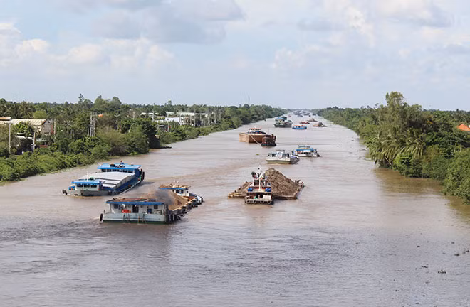 Phương tiện lưu thông dày đặc trên kênh Chợ Gạo (Tiền Giang). Phương tiện lưu thông dày đặc trên kênh Chợ Gạo (Tiền Giang).