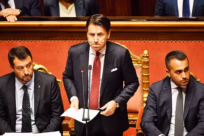 Thủ tướng Italy Giuseppe Conte phát biểu trước Thượng viện tối 20-8, bên trái là ông Metteo Salvini. Ảnh: AP