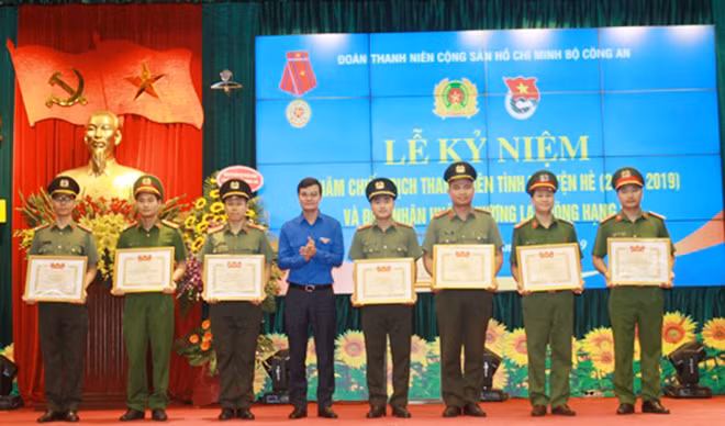 Bí thư Trung ương Đoàn TNCS HCM Bùi Quang Huy tặng Bằng khen của Trung ương Đoàn tặng các tập thể xuất sắc trong đó có Đoàn Thanh niên Cục Truyền thông CAND.