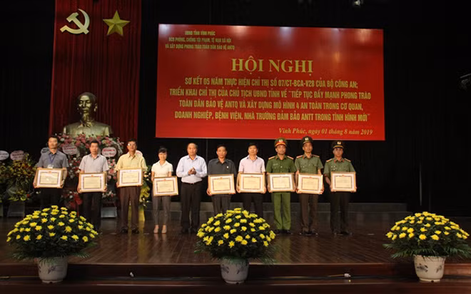 Đồng chí Nguyễn Văn Trì, Chủ tịch UBND tỉnh Vĩnh Phúc trao Bằng khen của UBND tỉnh cho các tập thể có thành tích xuất sắc.