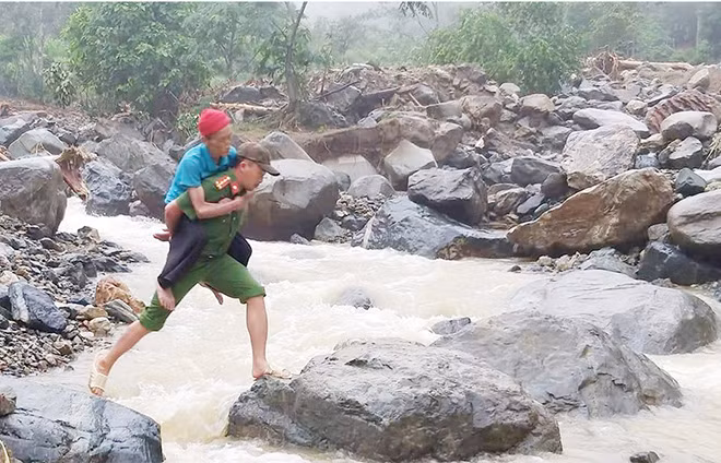 Công an huyện Mường Lát giúp dân sơ tán đến nơi an toàn. Công an huyện Mường Lát giúp dân sơ tán đến nơi an toàn.