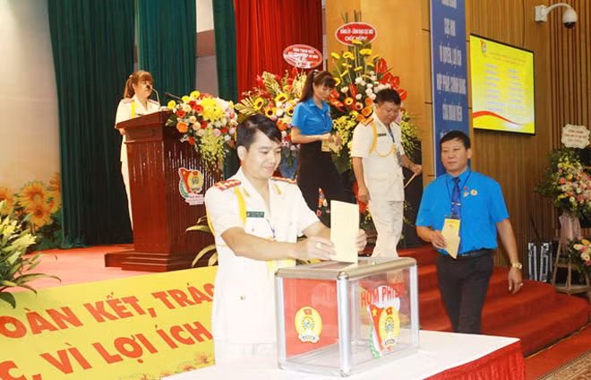 Các đại biểu biểu quyết thông qua Nghị quyết Đại hội.