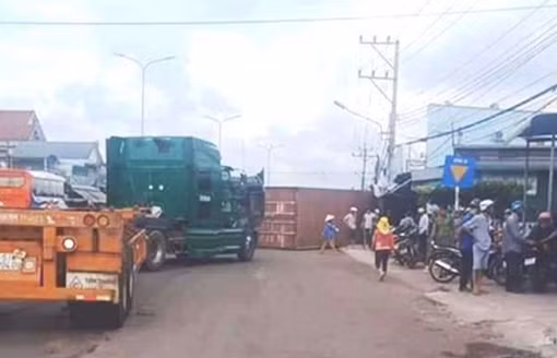 Thùng container rơi xuống đường đè 2 vợ chồng trẻ chết thảm 